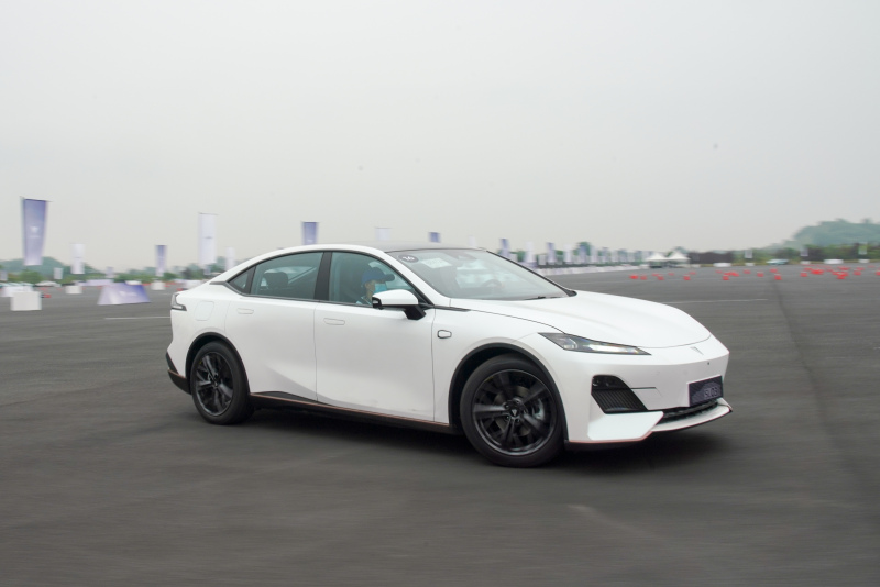 能否成为Model 3平替？场地试驾长安深蓝SL03